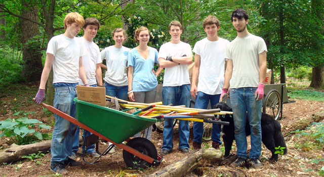 DHS alums volunteer at Woodlands